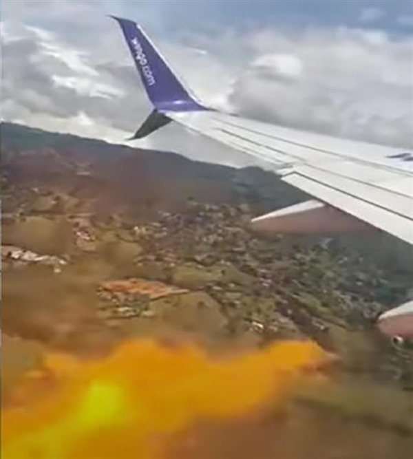 波音737客机起飞后引擎爆燃喷火：乘客拍下恐怖画面
